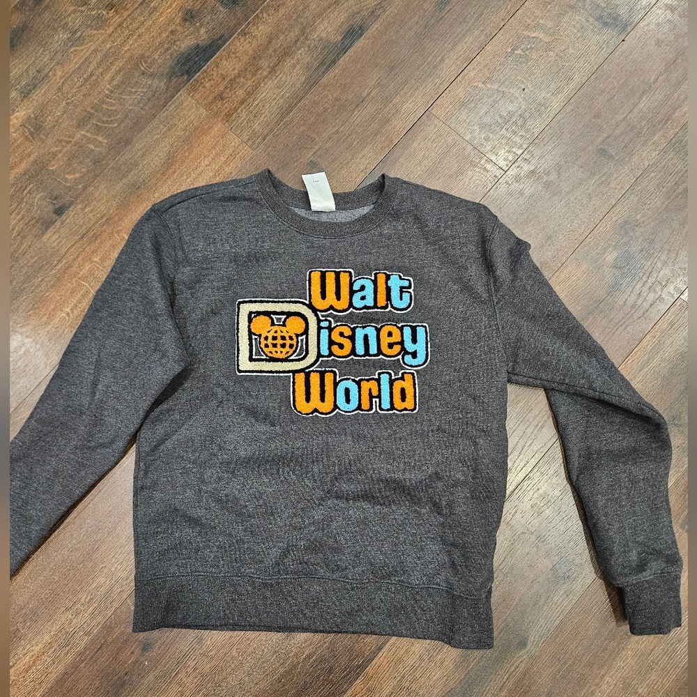 NWOT Walt Disney World Fuzzy Logo Sweatshiry Xs
